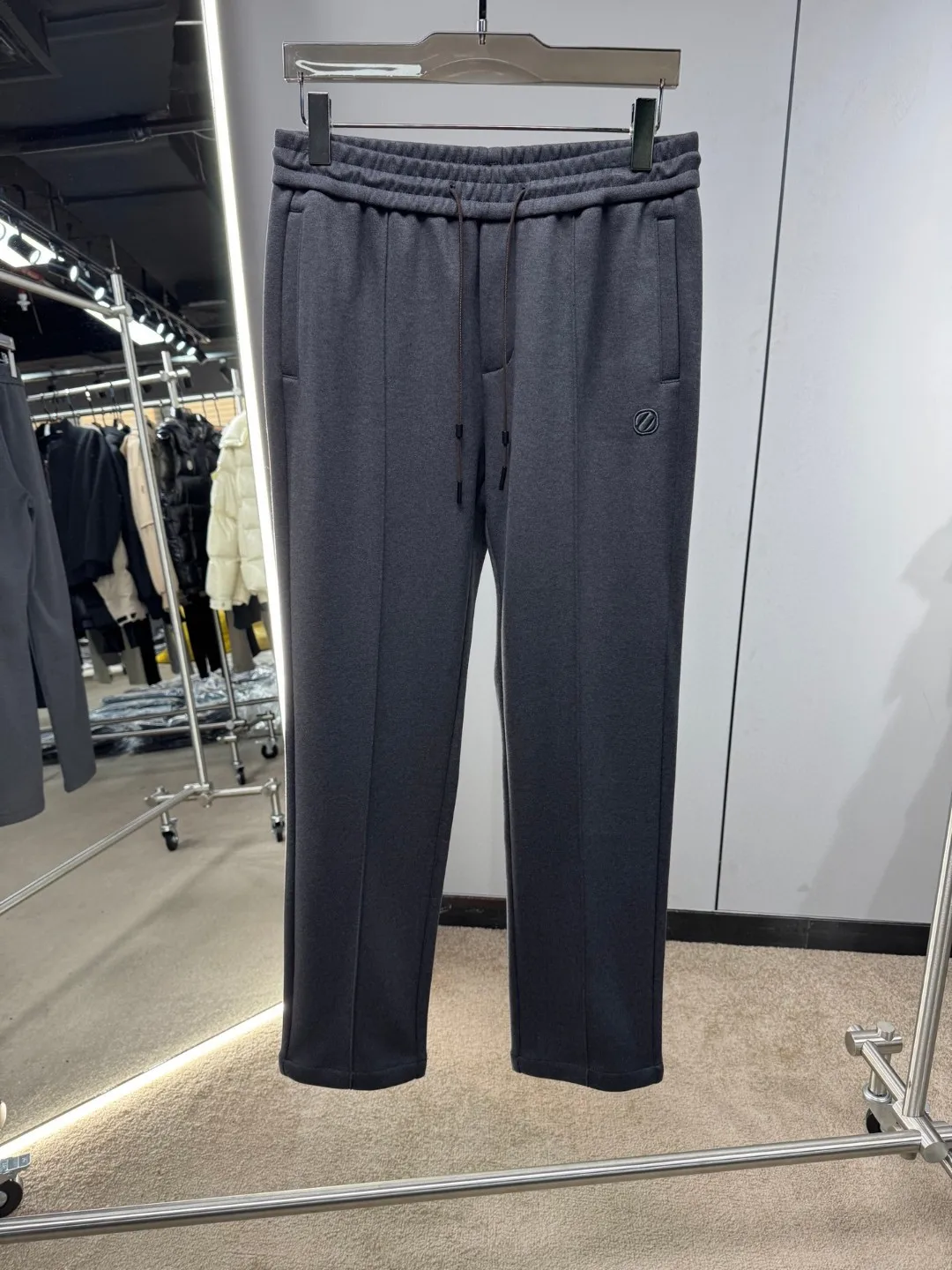 

Модные мужские повседневные спортивные брюки с завязками и буквенным узором в горизонтальную полоску, прямые брюки, осень-зима, Новое поступление