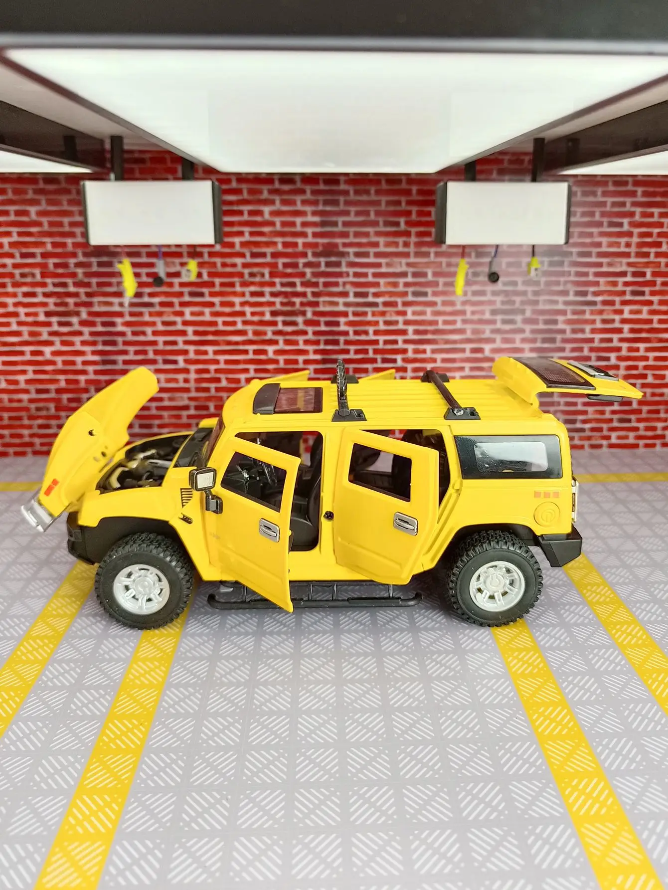 1:24 Hummer H2 veículo off-road modelo de liga ornamento, feedback de som e luz, brinquedo de metal infantil, presente de aniversário