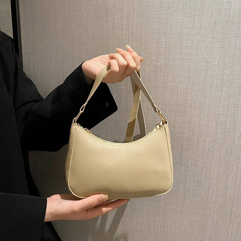 Una borsa da donna alla moda sotto le ascelle in vendita