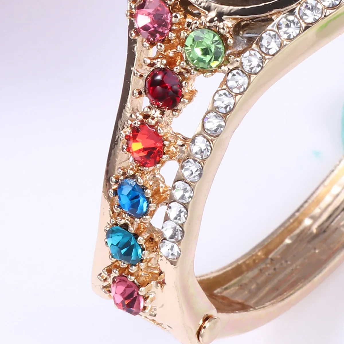 

Кварцевые часы с модным браслетом, роскошные женские наручные часы с цветными бриллиантами, элегантные и стильные, в подарок на Рождество, день рождения, День святого Валентина