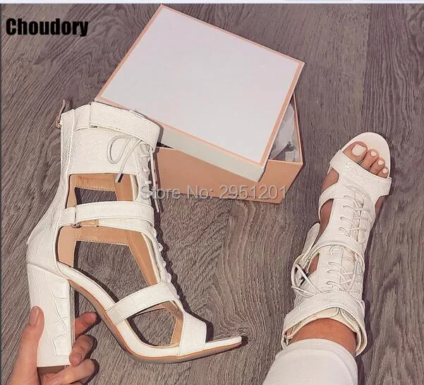 最新のセクシーな革の女性オープントゥセクシーなレースアップサンダルハイヒール夏の女性のカットアウト厚いヒールパンプス靴女性