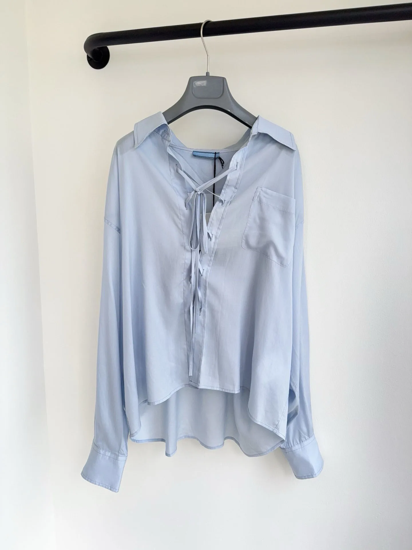 

25 Spring/Summer New Polo Logo Triangle Pattern Strap up Shirt Silk Smooth Design Fashionable Personalized Women's Shirt