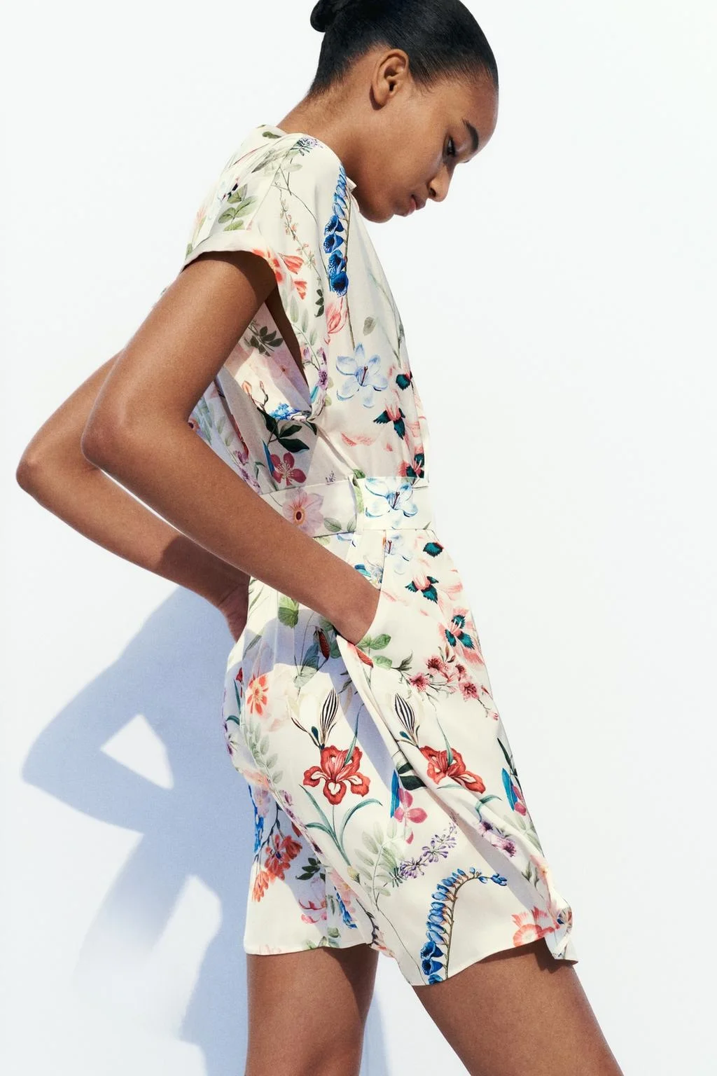 ربيع 2024 وصل حديثًا فستان نسائي من الحرير الساتان مطبوع عليه زهور بأكمام قصيرة ورقبة على شكل حرف v نمط للتنقل قطعة واحدة ماد... #4