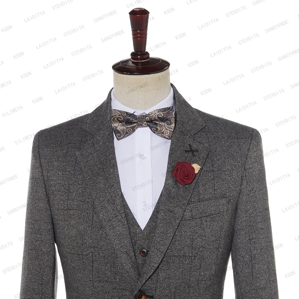 رمادي الراقية الرجال الدعاوى الرسمية الأعمال مكتب رداء غير رسمية العلامة التجارية بوتيك الأزياء الفاخرة العريس حفل زفاف سهرة 3 قطع
