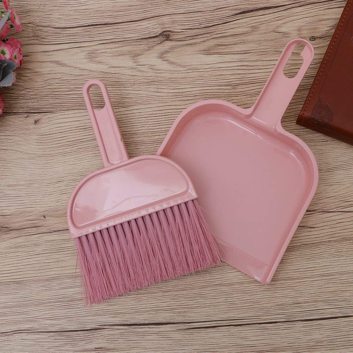 

Mini Broom Dustpan Set Pink Multiuse Portable Cleaner for Small Animal Cages Desktop Bookshelves Household Supplies