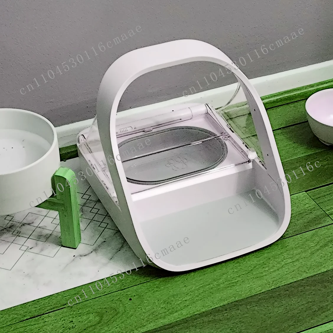 Comedero automático moderno y ligero para mascotas, apto para comida seca y húmeda, que permite a gatos y perros alimentarse sin estrés.