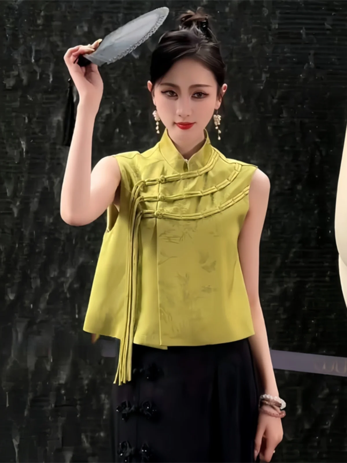 Chinese Style Retro Buttonless Sleeveless Short Vest Women's Top 2026 New Summer Unique Exquisite City Commuting Fashion