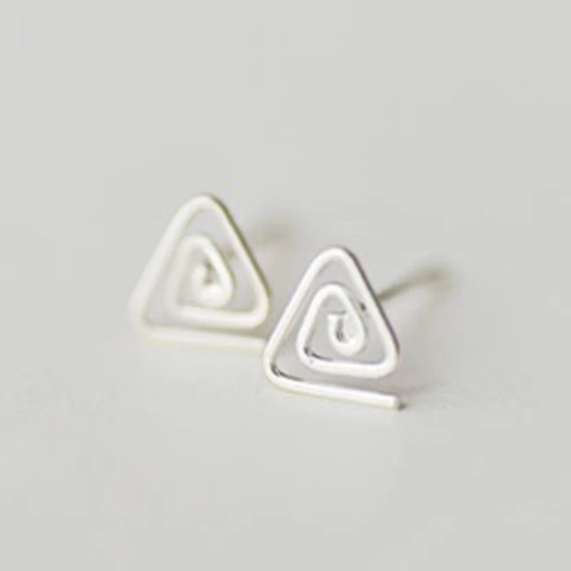أقراط من الفضة النقية عيار 925 بتصميم حلزوني مثلث أنيق وبسيط وأنيق ومجوهرات أذن على الطراز الكوري للنساء