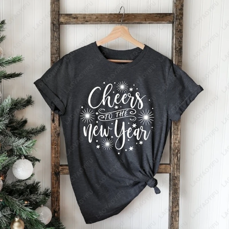 เสื้อยืดผ้าฝ้ายสำหรับผู้ใหญ่แบบยูนิเซ็กซ์ ลายกราฟิกเทศกาลไวน์ ฉลองปีใหม่ 2026 สไตล์เรียบง่าย ทันสมัย
