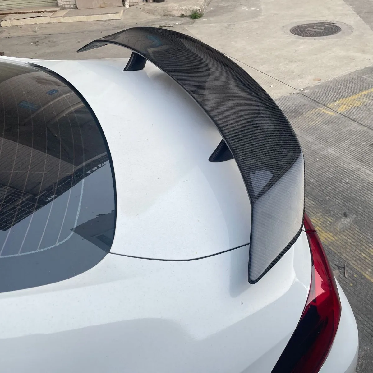 

For Mercedes Benz BMW Audi Toyota Honda General Motors Carbon Fiber Tail Wing Universal for Three Box Cars with Openings Spoiler