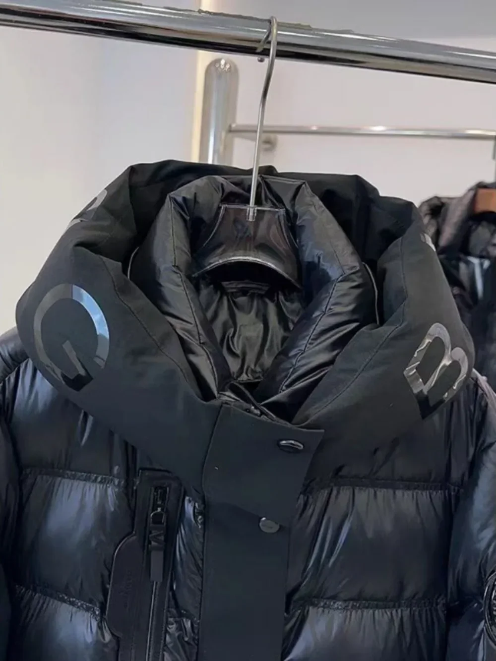 Modna czarna błyszcząca kurtka puchowa Damska kurtka puchowa 2024 Nowa koreańska wersja z kapturem Street Shooting Casual Parker Coat — zdjęcie 4