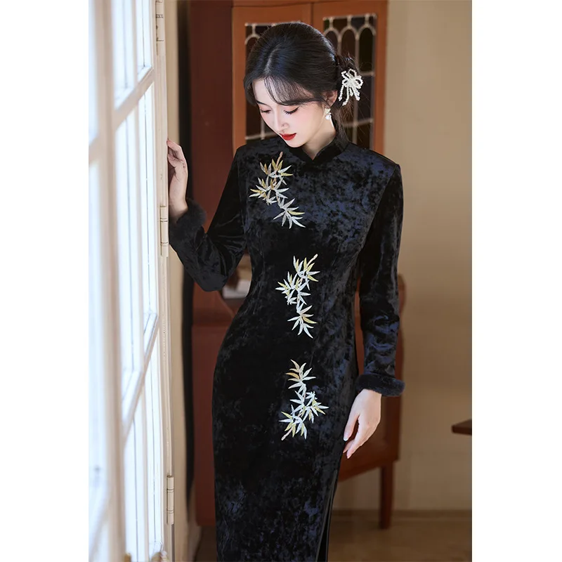 

Новое улучшенное Cheongsam в китайском стиле, новинка 2025, осенне-зимнее черное бархатное платье с длинными рукавами Qipao