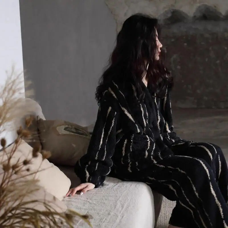 Pijamas femininos novo modelo outono inverno coral velo forrado de lã engrossar confortável pijamas flanela homewear preto com decote em v