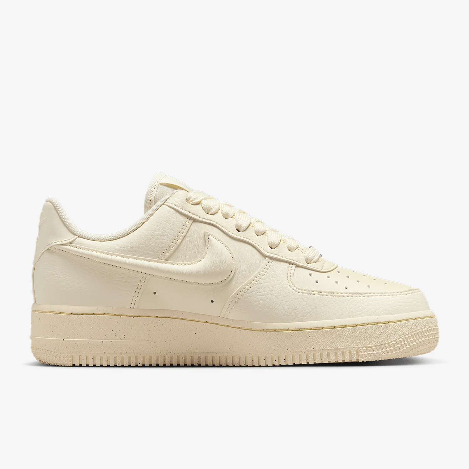 ナイキ純正エアフォース1 07 レディース軽量クラシックボー - Nike Shoes Air Force 1 のレビューと価格