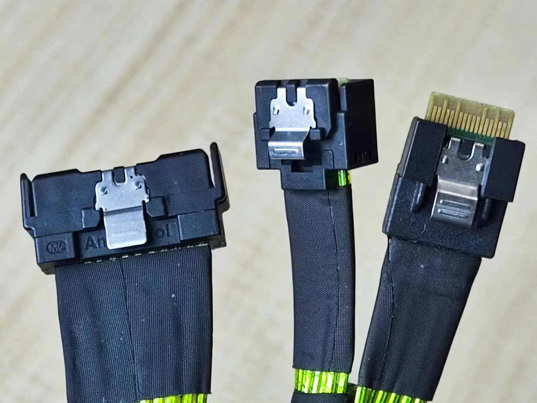 cable-de-donnees-pour-lenovo-mcio-sff-8654-8i-vers-un-point-et-deux-lp-sff-8654-4i-02ye454