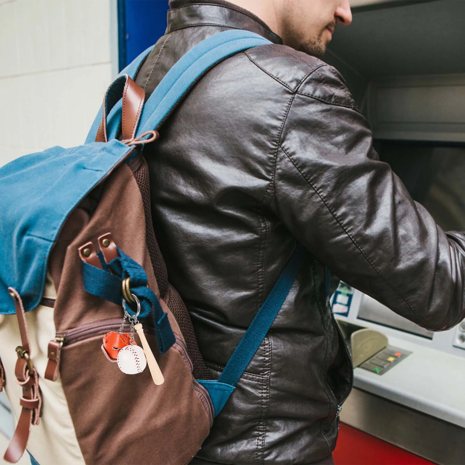 

2Pcs Baseball Keychains Delicate Stylish Bat and Ball Design Lightweight Sports Accessories Backpack Key Rings for Women Men