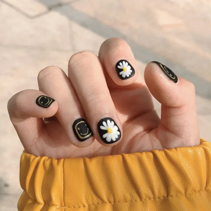 24Pcs/Set Smiley Daisy Stick on Wearing False Nails Full Cover French Acrylic Fake Nails Removable Artificial Press on Nail Tips