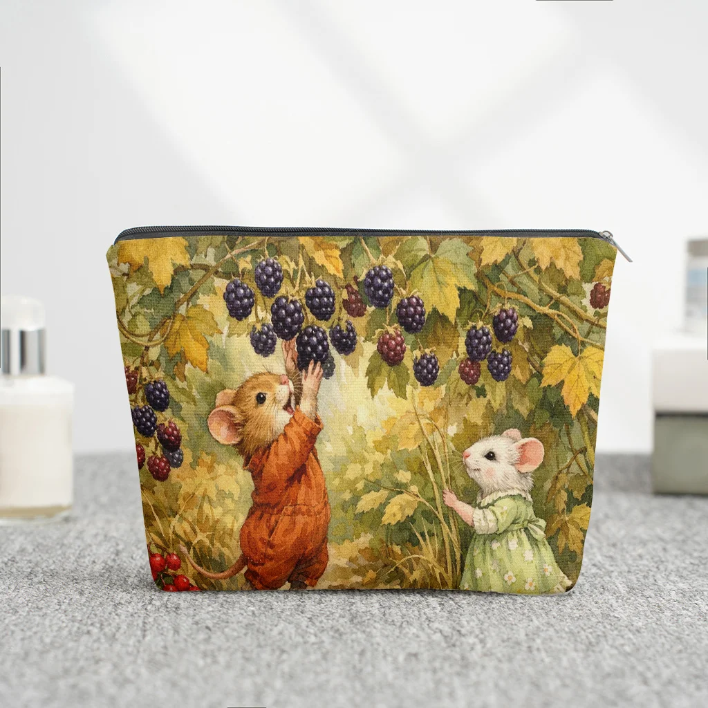 1 Piece of the Mouse Picking Blackberries Fruit-Themed Makeup Bag - Multifunctional Zipper Bag for Women, Perfect Travel Zipper Storage Bag, Fun Birthday Gift