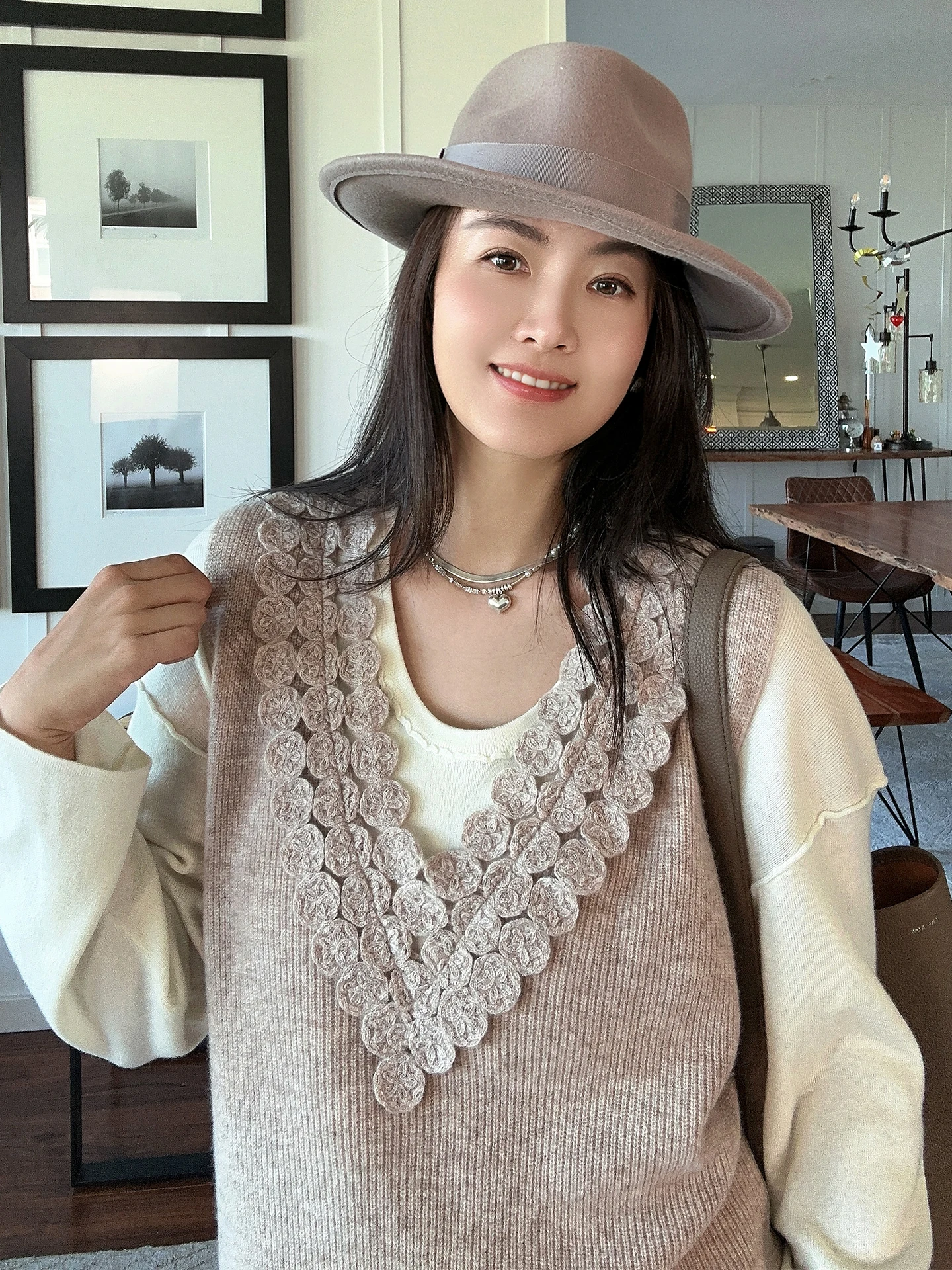 

Soft Woolen V-Ne Vest Women's Sweater Hook Knitted Design Versatile Ladies Vest Cozy Woolen Material Sweet Sle Regular Le...