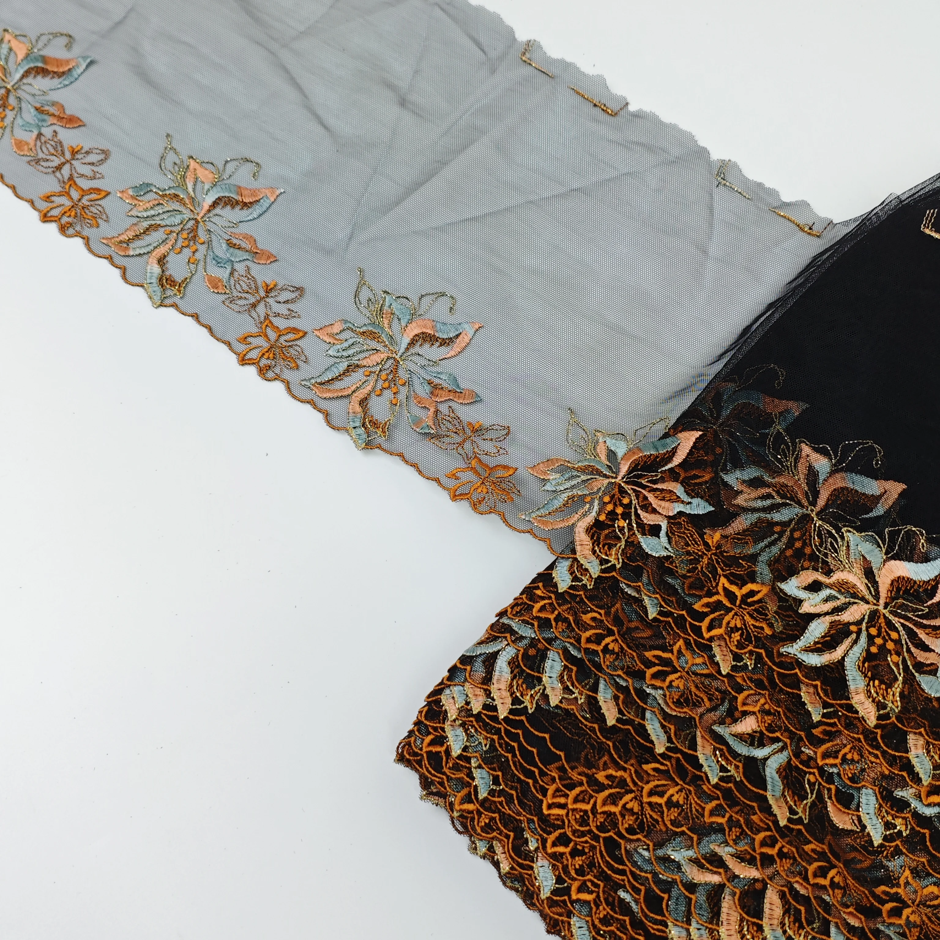 Рисунок 2 - Цветное кружево с золотой нитью