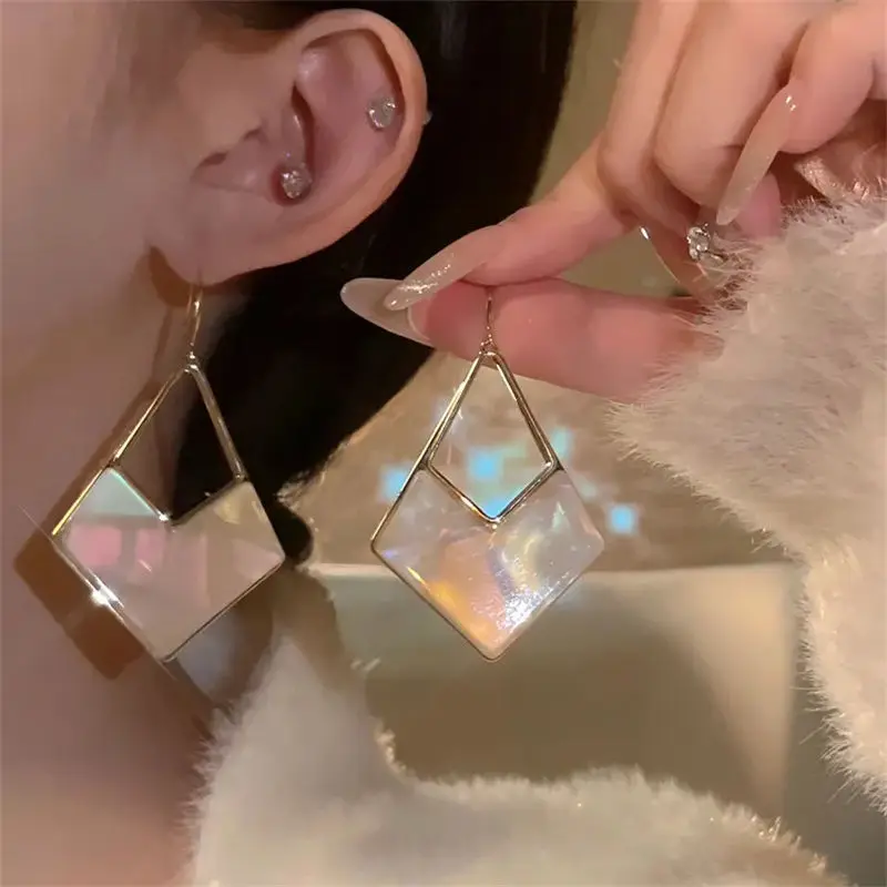 

European and American exaggerated atmosphere French retro geometric diamond design unique and personalized earrings