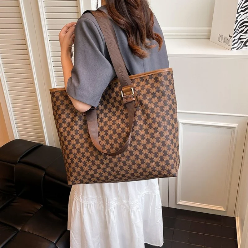 

Fashionable Ladies Hand Bags Made Of Fine Leather Featuring Trendy Paris Vintage Daily Look​