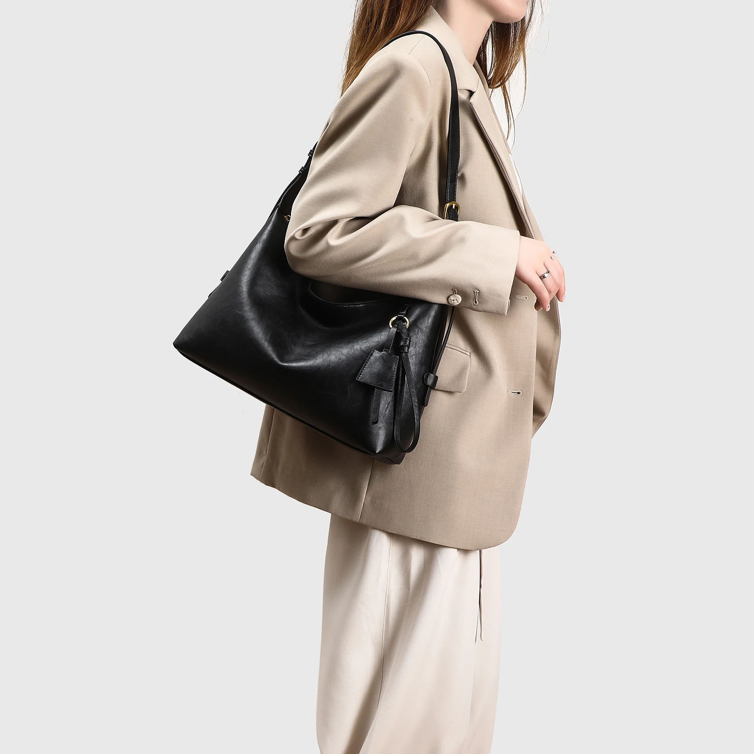 

2025 new women's large vintage retro casual commuter bag new fashionable simple design PU leather multifunctional one-shoulder b
