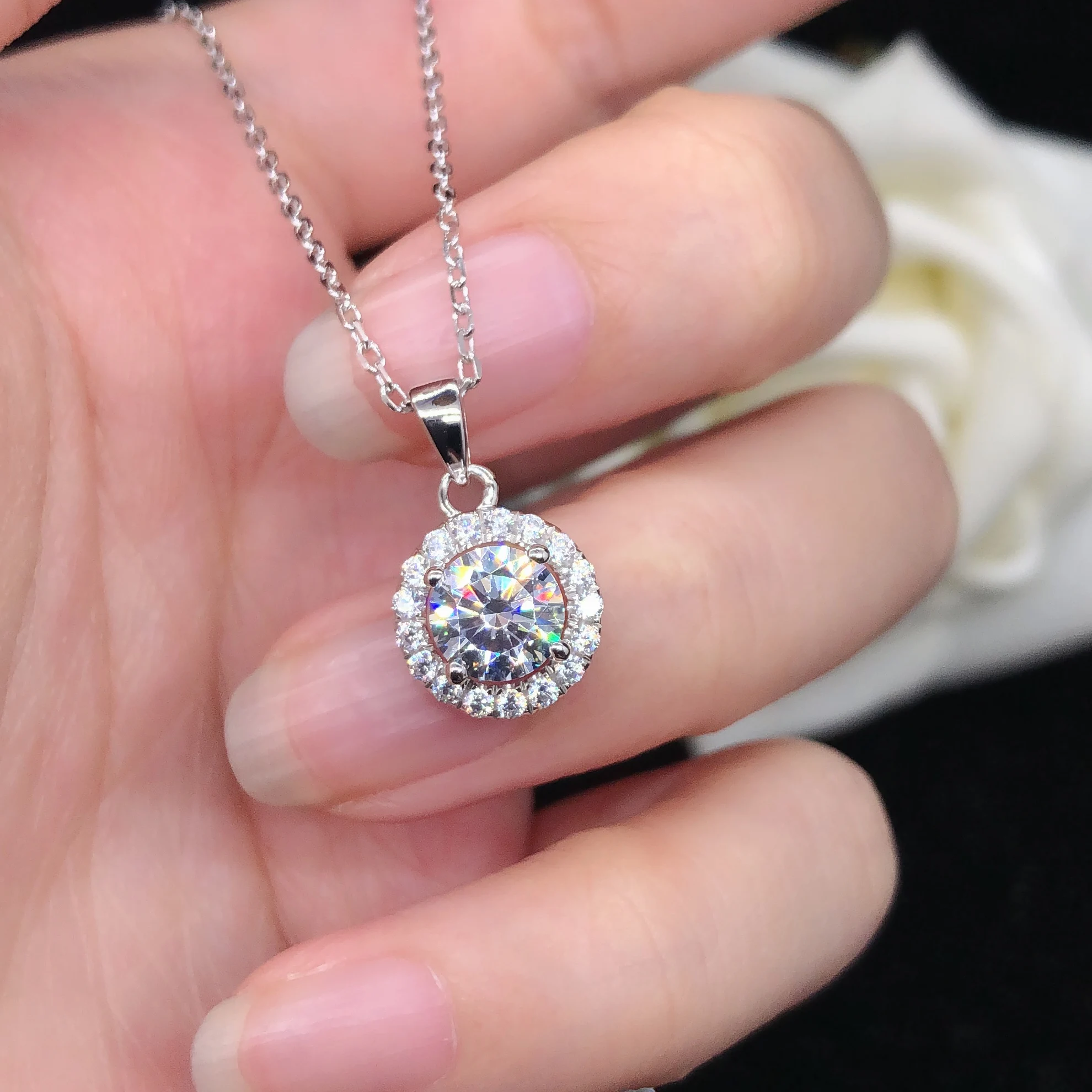 

Test Positive 0.5/1/2Ctw 5.0-8.0mm Round Cut D Color VVS1 Moissanite Diamond Pendant Necklace Solid 18K White Gold Jewelry 030P