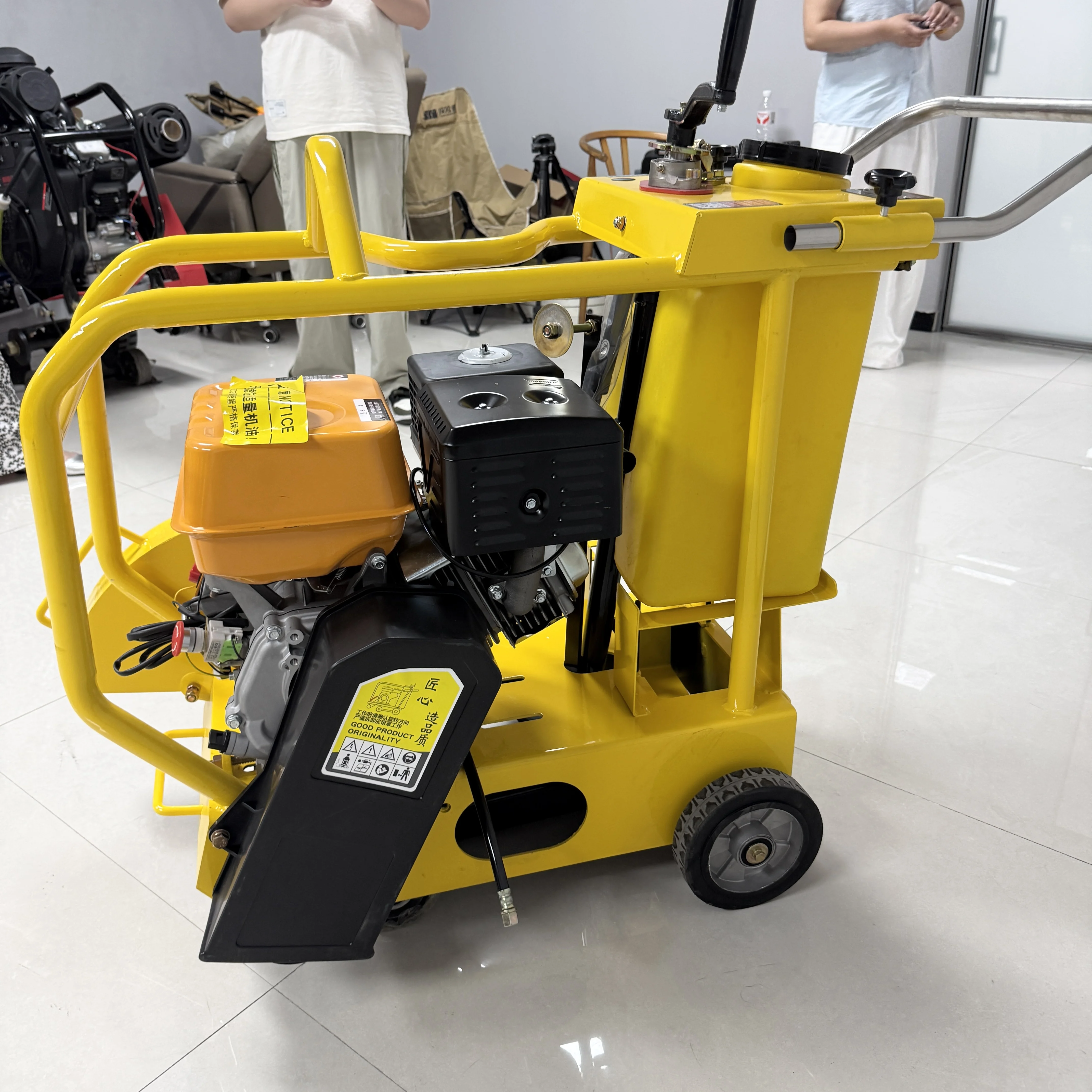 Diesel Road Cutter 180mm Cutting Depth 400-500mm Blade 24L Tank Concrete Asphalt Walk Behind Saw Machine