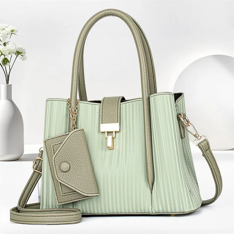 

Элегантный женский клатч с металлической застежкой в раме и съемным ремешком на запястье для официальных мероприятий