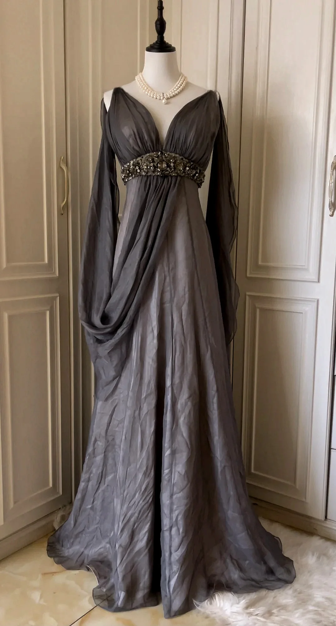 Elegant Grey Evening Dresses A-Line V-Neck Beaded Pleated Backless Floor Length Formal Occasion Party Celebrity Gowns