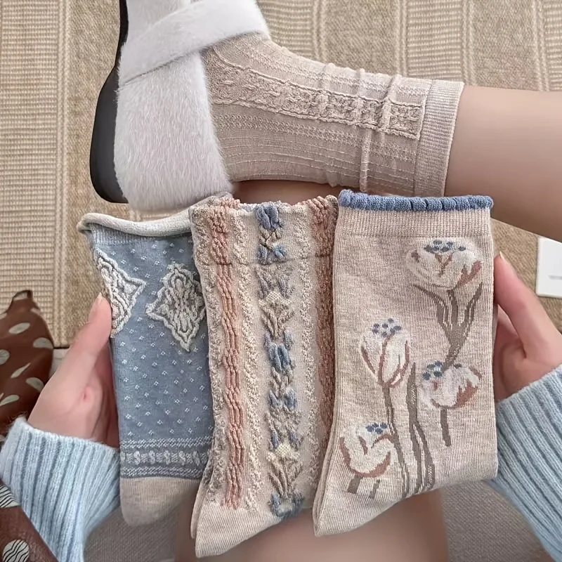4/2 Pairs of Socks with Random Styles, Autumn and Winter Korean Style Khaki Tulip Retro Floral Women's Versatile Mid-Calf Socks. Fashionable and Versatile. Suitable for Shopping and Party Wear