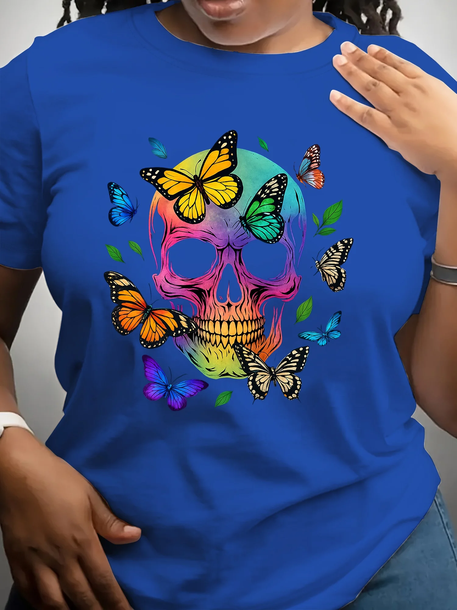 Top estampado elegante para mujer, camiseta de Halloween con mariposas y esqueletos vibrantes, perfecto para uso en verano