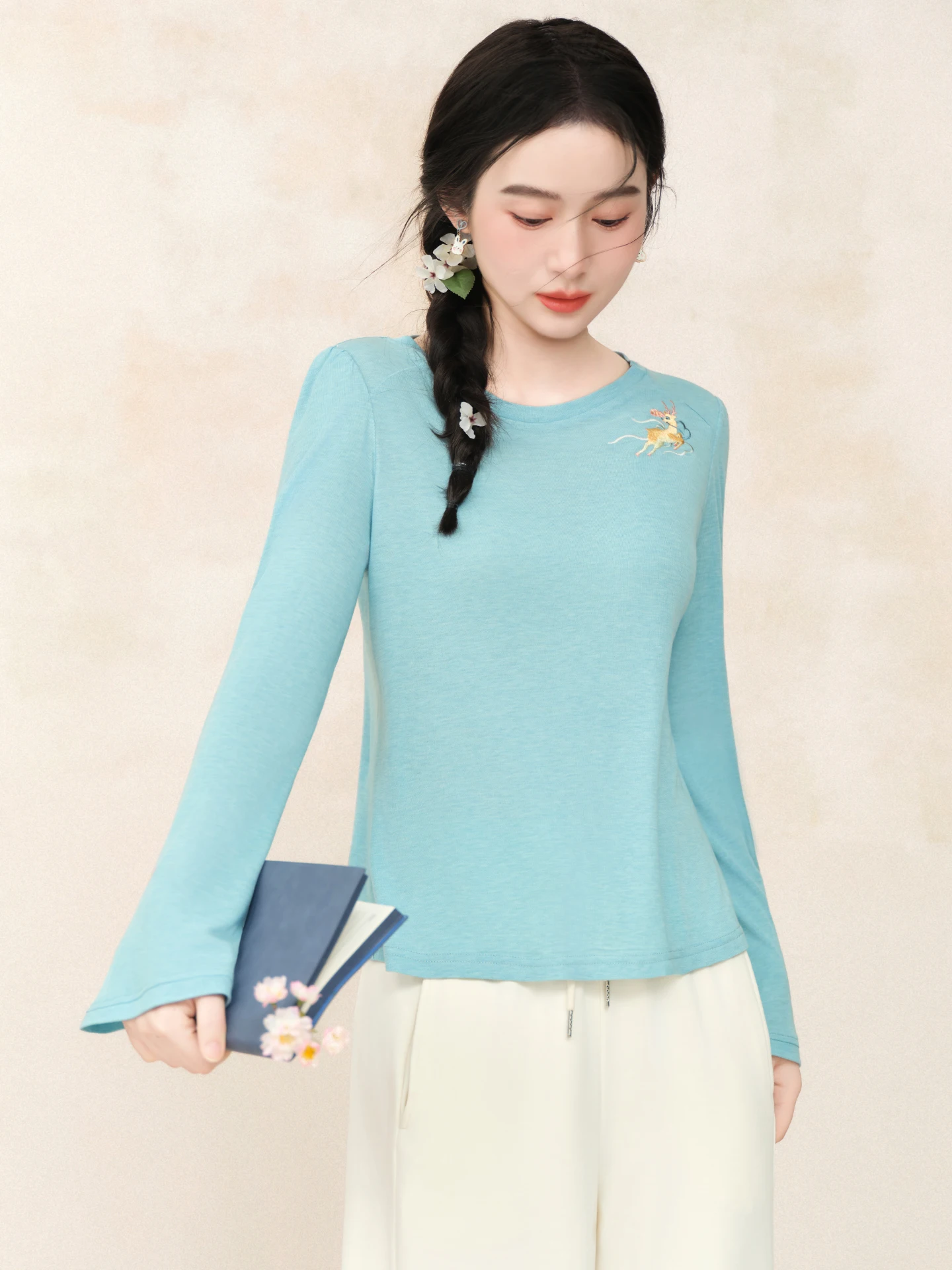 

Solo Original Spring New Lightweight Knitted T-Shirt Women's Snowy Jade Hoof Embroidery Fashion Retro Straight Tube Long Slee...