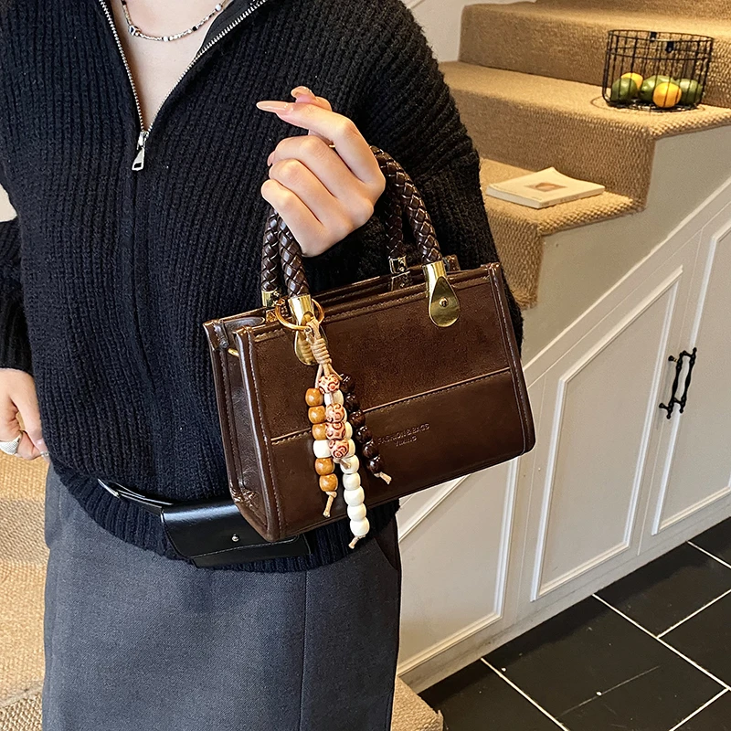 

Luxury Minimalist Unique Messenger Bag With Solid Color Classic Design For Women Business Leisure And Large Capacity