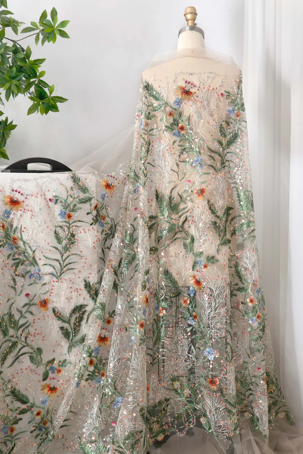 Lakshmigown Glitzerndes V-Ausschnitt-Hochzeitskleid mit Blumenstickerei und Spitze, Transparente Graue Pailletten-Spitze, Maßanfertigung – Detail 9