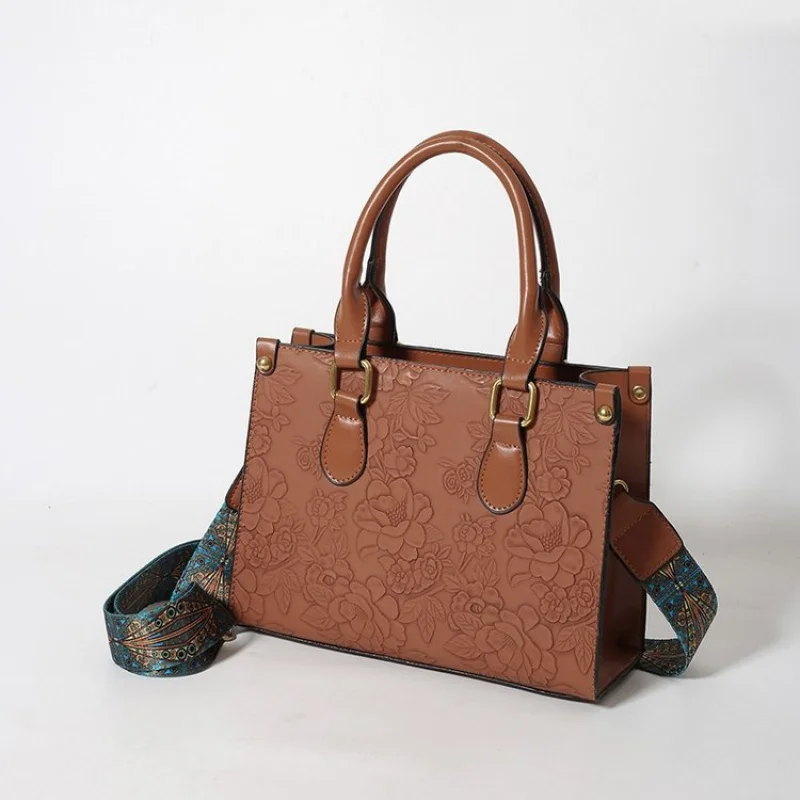 

Elegant Woven Straw Bag With Leather Trim For Women With Artisanal Craftsmanship For Summer