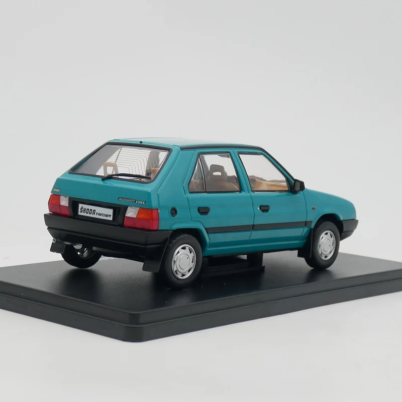 IXO 1:24 SKODA FAVORIT 1989 Diecast Car Model Metal Toy Vehicle