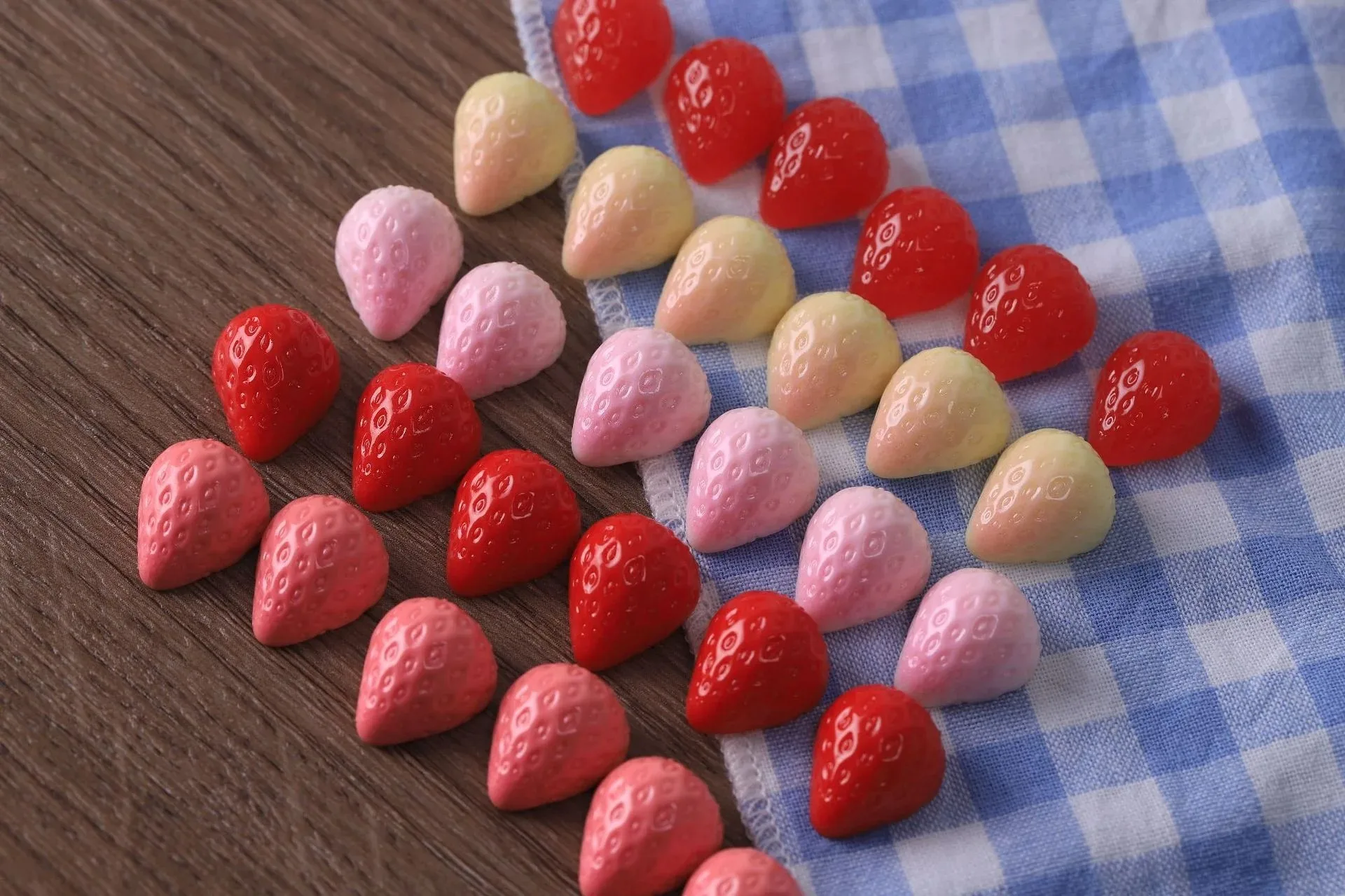 10 Stück Simulierte Miniatur-Erdbeeren aus Harz, Handgefertigte 3D-Erdbeer-Dekofiguren – Detail 2