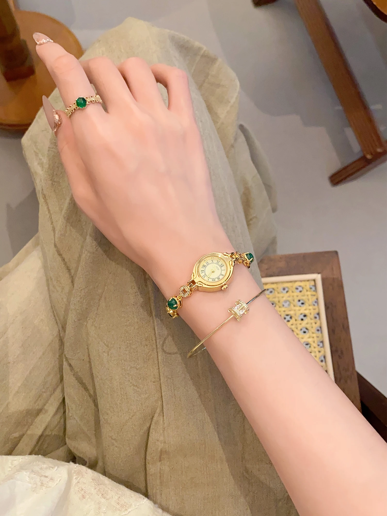 ساعة ذهبية كلاسيكية للنساء، موديلات نسائية فاخرة وخفيفة، ساعات نسائية بسوار صغيرة ورائعة.