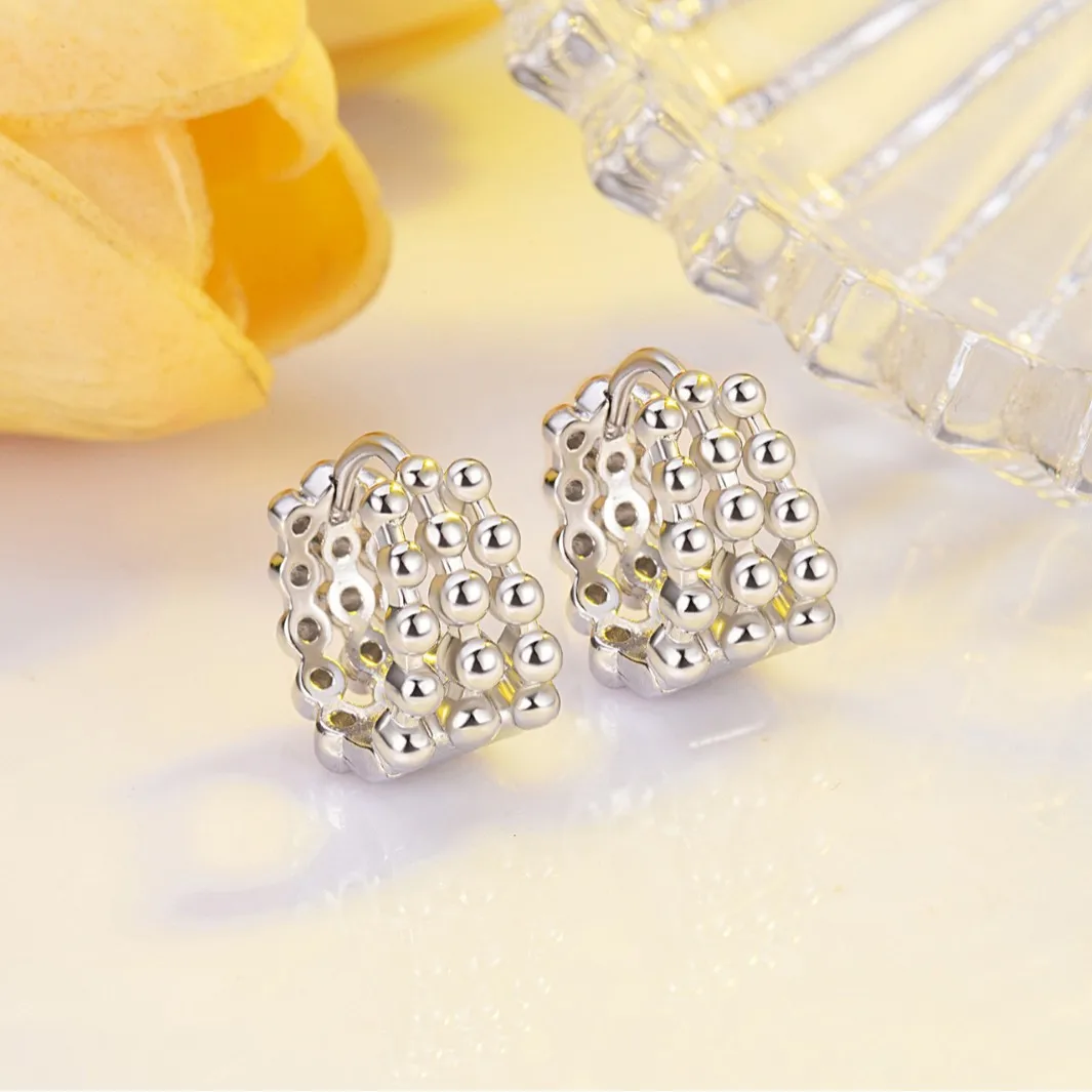 A pair of fashionable personality simple retro casual commuting hollow design mesh earrings earrings earrings earrings earrings