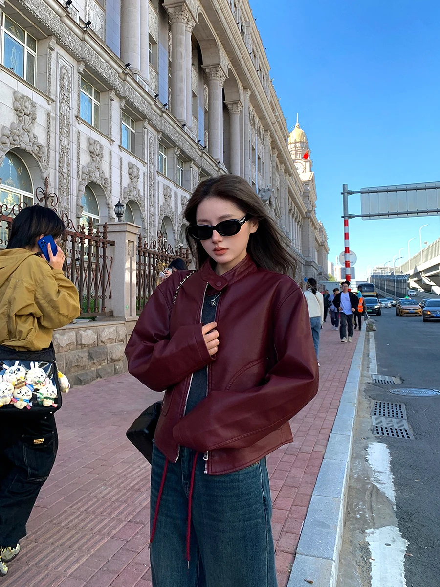 

Новая винтажная красная байкерская куртка Ay Snow 2024 для женщин, укороченная, с воротником-стойкой, из мотоциклетной кожи, приталенного кроя