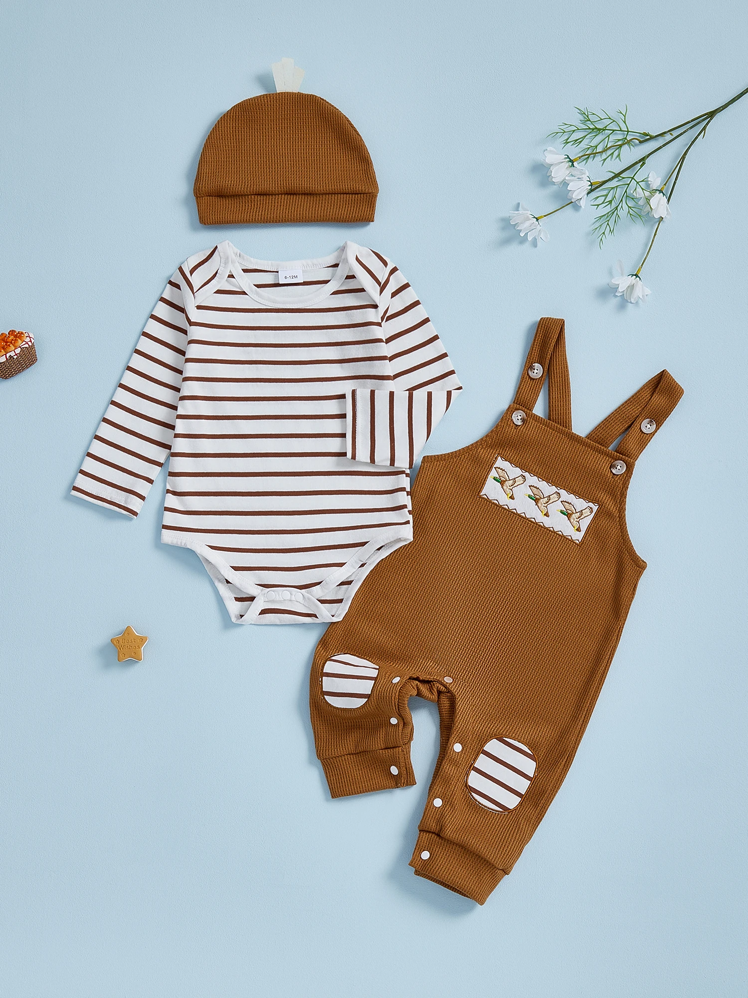 

Милый зимний комплект детской одежды с полосатым комбинезоном, комбинезоном с вышивкой животных, брюками и подходящей шапкой — очаровательный из трех предметов