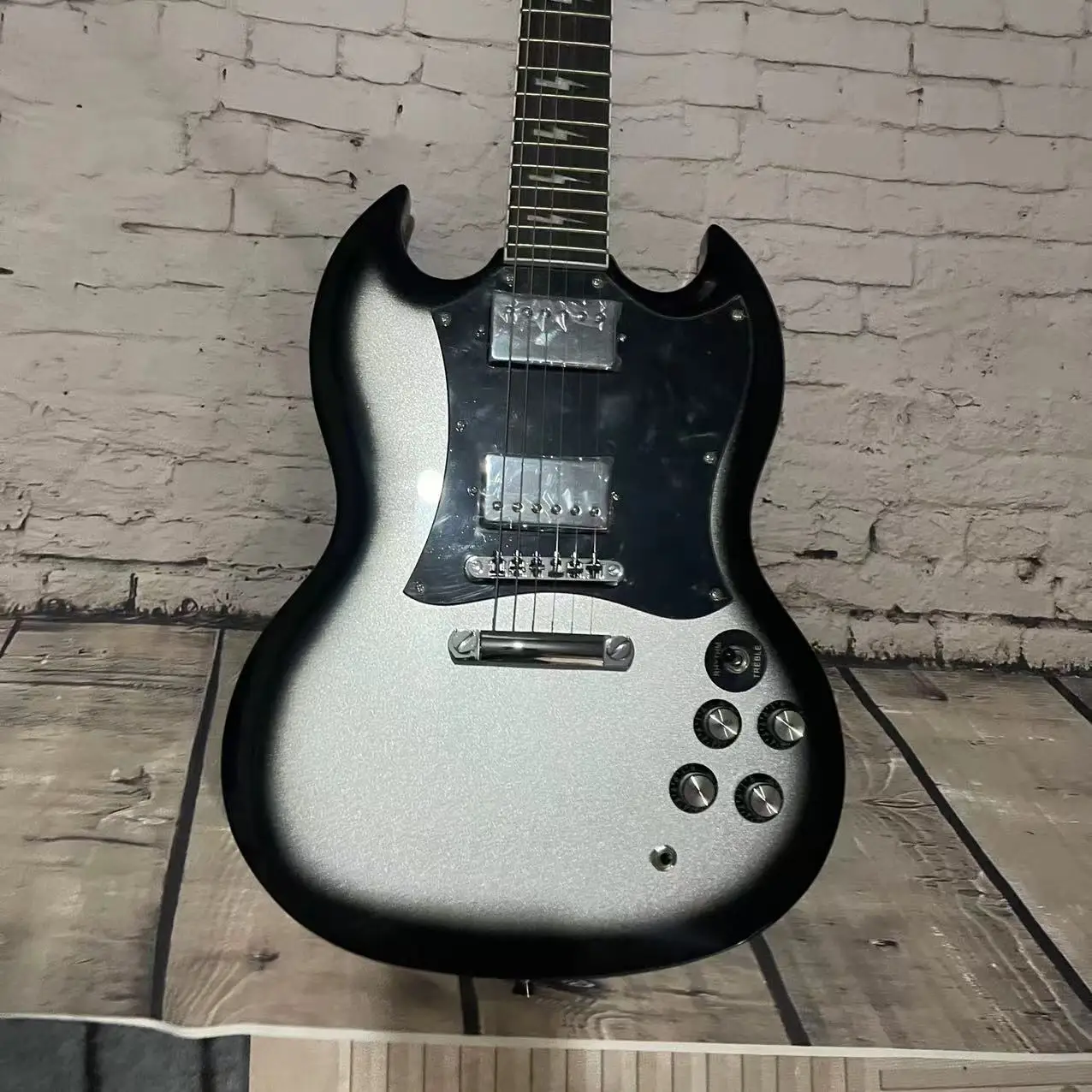 In stock, 6-chord SG electric guitar, black circle plated with satin silver pink body, with real shipping pictures. Order and sh