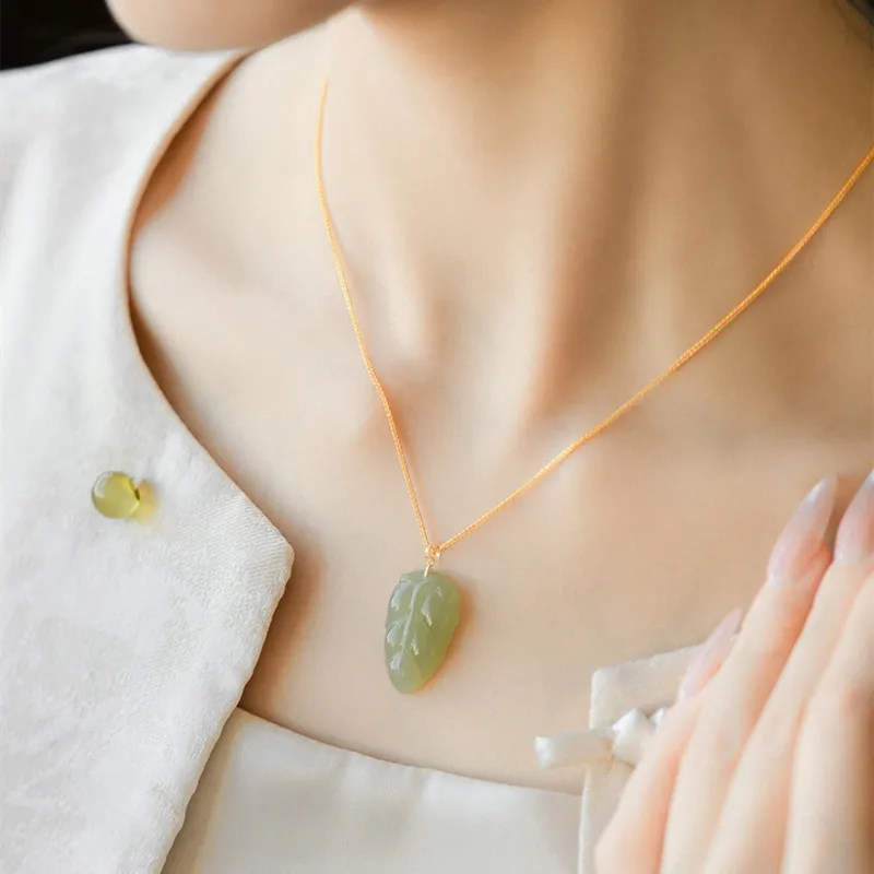 

Hetian Qing Shui 25x15Mm Leaf Pendant Women 18K Gold Inlaid Jade Necklace