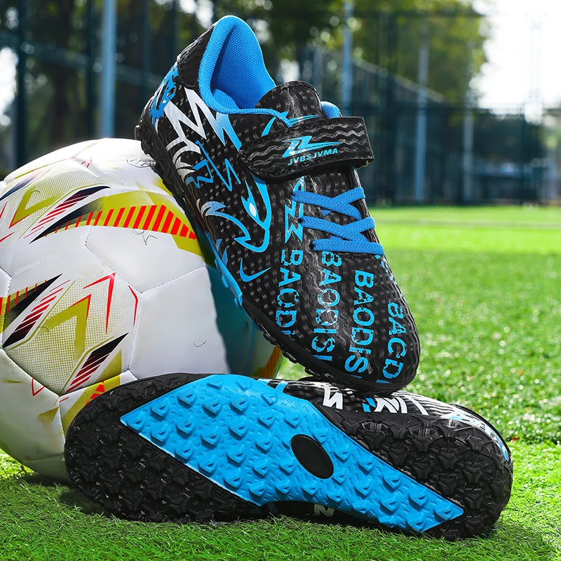 

A pair of children's football shoes with a grippy and anti-slip sole, and shock absorption and rebound propertiesMZ-588-1