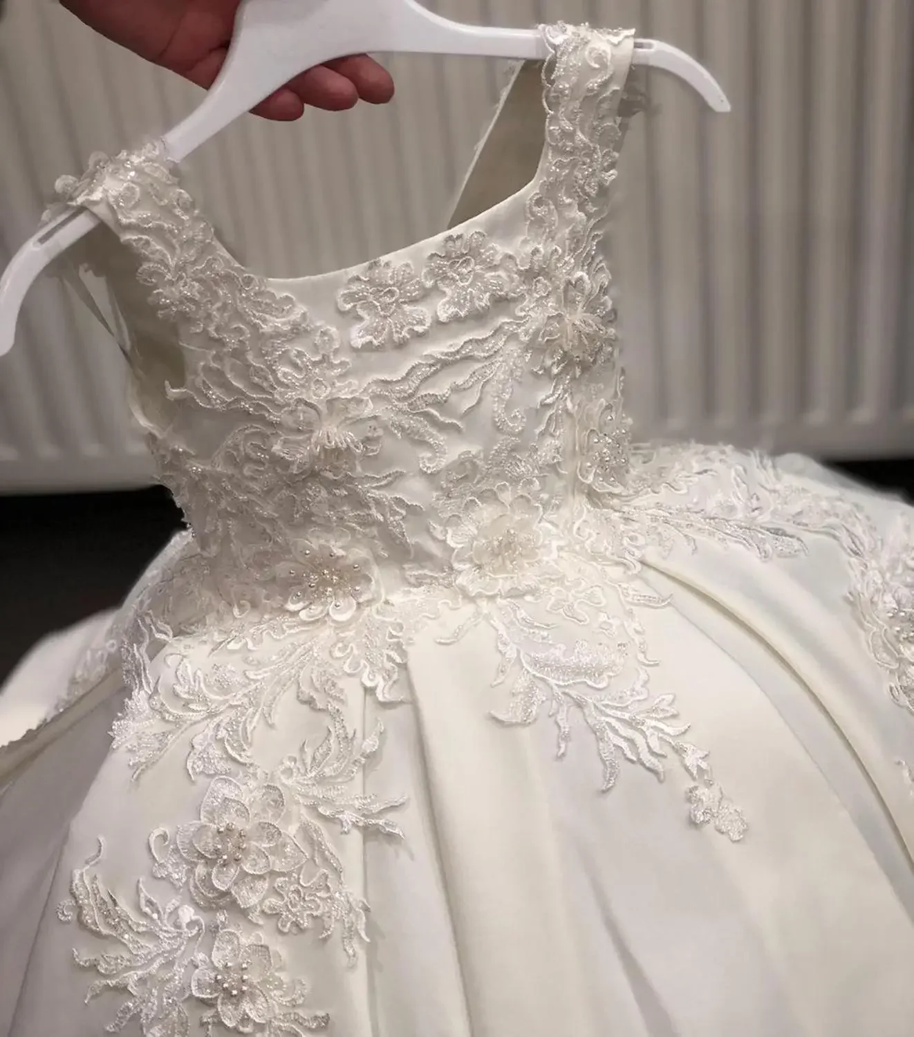 Sukienki dla dziewczynek długie koronkowe aplikacje z koralikami pierwsza sukienka komunijna O-neck gorset powrót satynowe suknie balowe Custom Made Vestidos