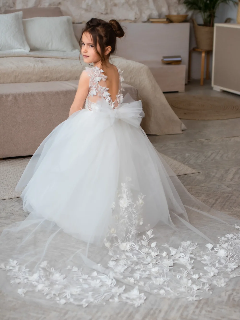 ชุดเดรสเด็กผู้หญิงสำหรับงานแต่งงาน ผ้าทูลล์ประดับลูกไม้ แขนกุด ผูกโบว์ยาว ด้านหลังเป็นรูปตัววี ดีไซน์หรูหรา