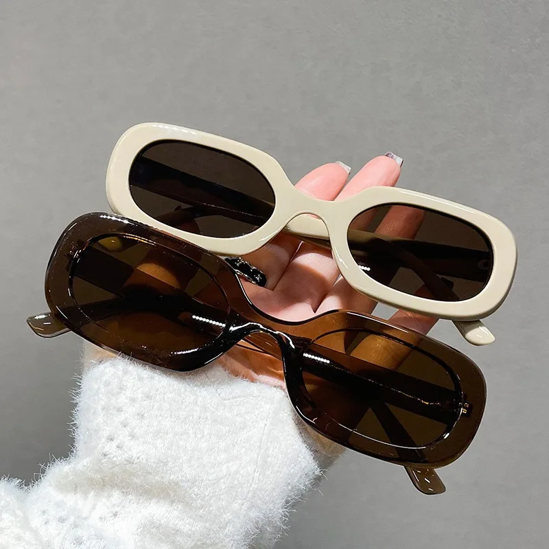 夏用オーバル型レディースサングラス、トレンディレトロファッション、ヒップホップデコレーション、クールなサングラス、メタルヒンジ付きレディースシェードアイウェア