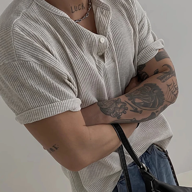 جديد أزياء الرجال الفاخرة هنري تي شيرت بياقة الترفيه الهراء تحقق قصيرة الأكمام قمم النمط الأمريكي خفيفة الوزن تنفس تيز